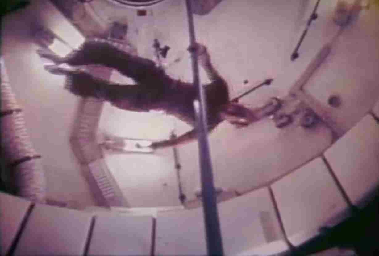 Skylab 1, Übung am Reck